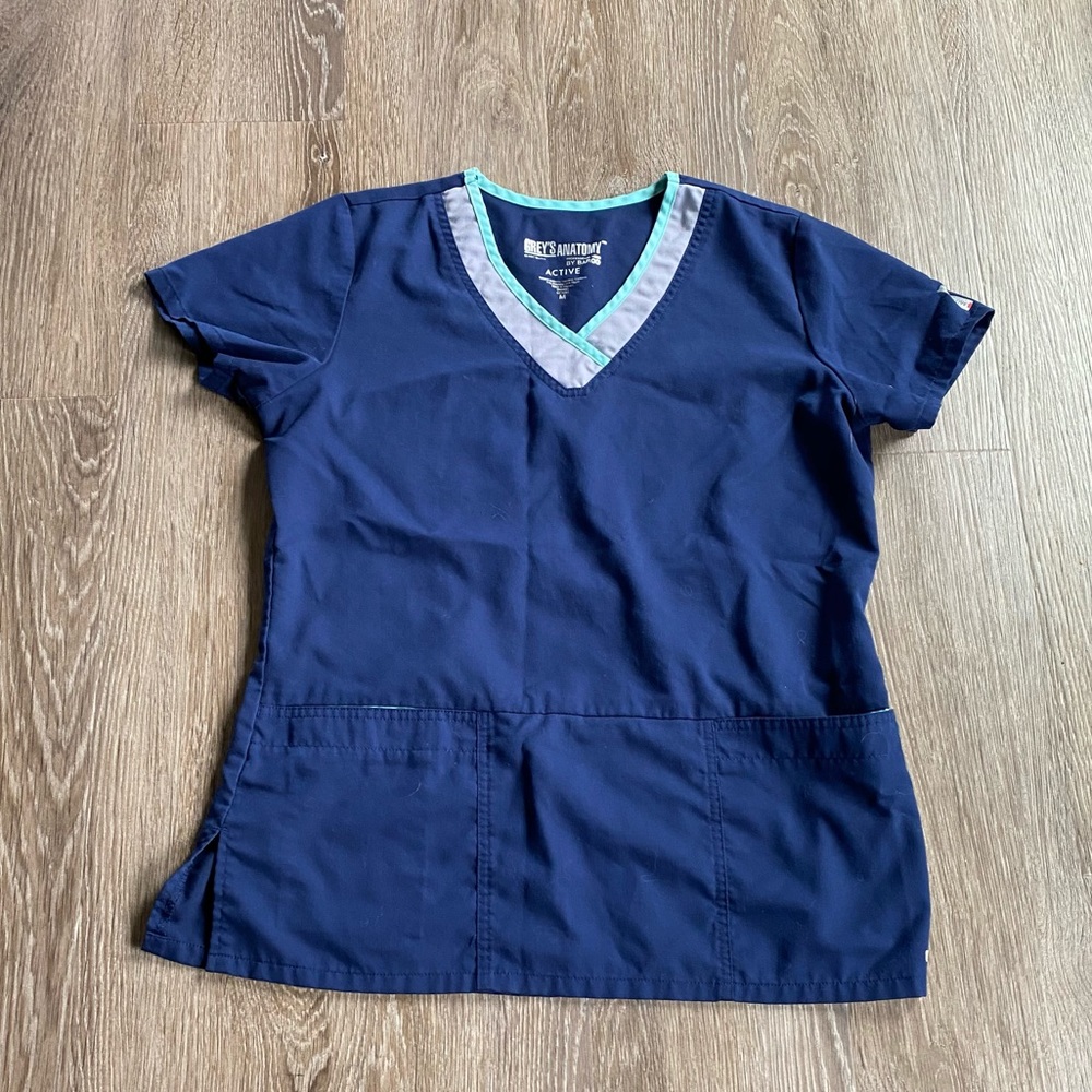 Grey’s Anatomy navy active scrub top. Medium.
